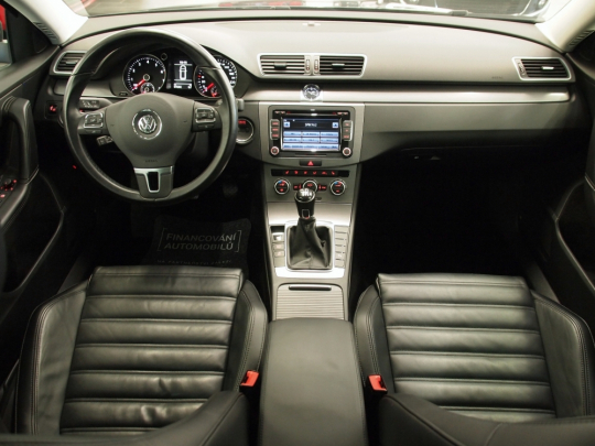 VW Passat 1.4TSI Ecofuel Premium MAN 2014 – panorama, RCD510, kůže, bixenony