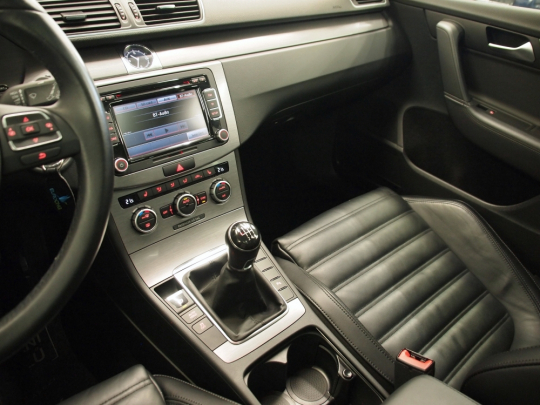 VW Passat 1.4TSI Ecofuel Premium MAN 2014 – panorama, RCD510, kůže, bixenony