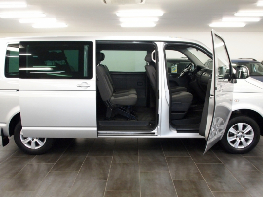Volkswagen Caravelle 2.0 Ecofuel LONG 8 míst – bixenony, tempomat, el. šoupačky, 2xPDC