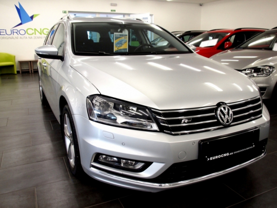 VW Passat Variant 1.4 TSI Ecofuel R-line AUT 2015 – tažné zař., nezáv.topení, el.kufr, 2xPDC, kamera