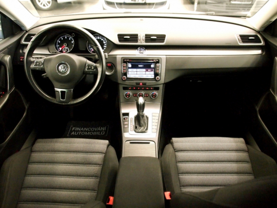 VW Passat Variant 1.4 TSI Ecofuel R-line AUT 2015 – tažné zař., nezáv.topení, el.kufr, 2xPDC, kamera