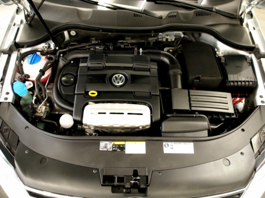 VW Passat Variant 1.4 TSI Ecofuel R-line AUT 2015 – tažné zař., nezáv.topení, el.kufr, 2xPDC, kamera