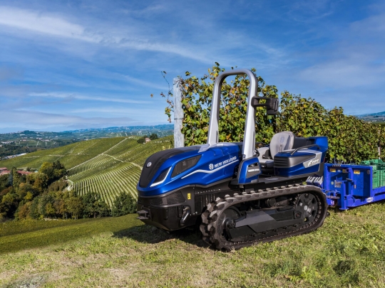 FPT-INDUSTRIAL-IS-ONE-OF-THE-STARS-OF-THE-GRAPE-HARVEST-FESTIVAL-AT-FONTANAFREDDA_593824-scaled