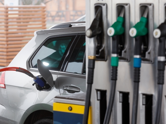 Čerpací stanice musí nově uvádět porovnání nákladů u motorů na benzín, naftu, plyn i elektřinu