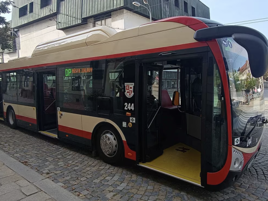 Jihlava vyměňuje naftu za bioCNG: dopravní podnik převzal další tři autobusy SOR