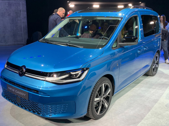 vw_caddy_blue_front