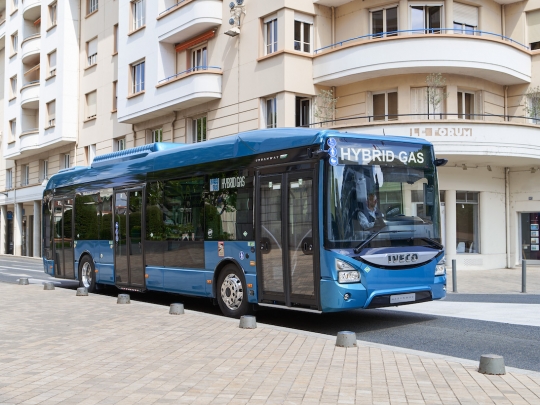 IVECO BUS představuje kloubový URBANWAY Hybrid CNG